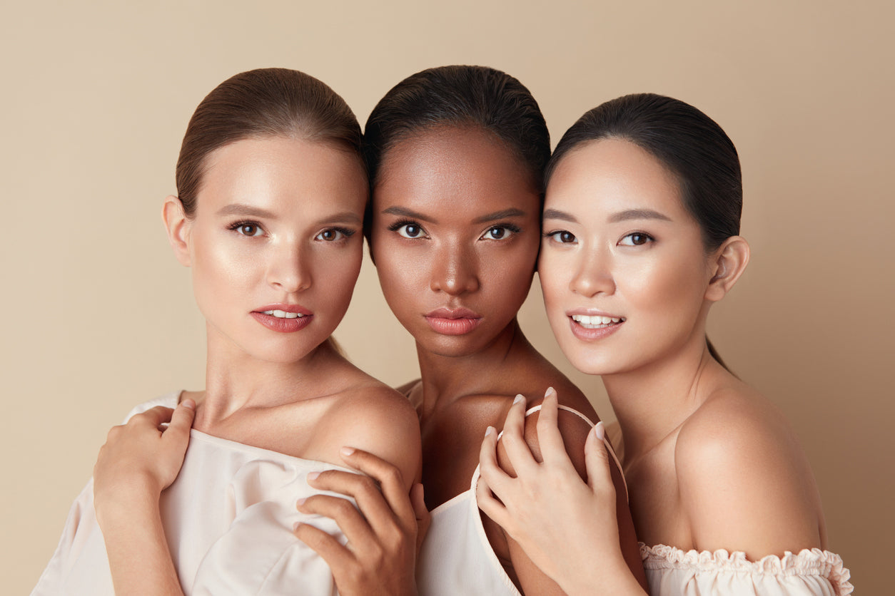 Trois jeunes femmes de différentes couleurs de peau présentant une belle peau, et entretenant leur peau sensible.