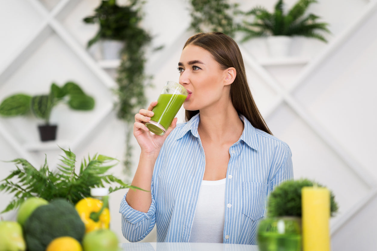 Femme qui fait une cure détox pour retrouver de la vitalité avec des aliments détox.