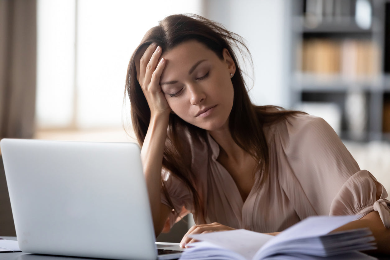 Femme sujette à la fatigue en raison de carences en nutriments.