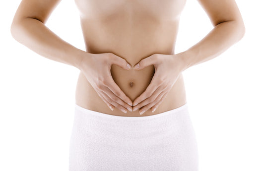 Femme prenant soin de sa peau lors de son cycle hormonal.