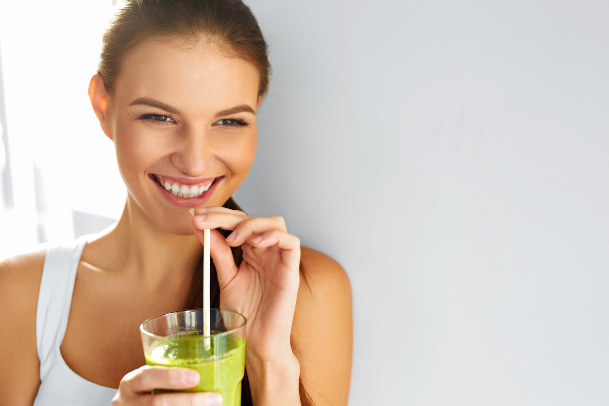 Jeune femme en train de manger des aliments dans le cadre d’un jeûne intermittent.