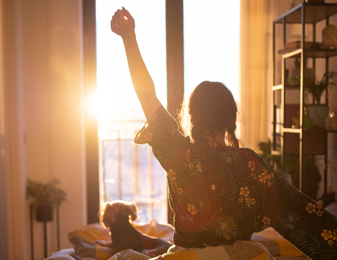 Personne se sentant en forme le matin grâce à des compléments alimentaires anti-fatigue.