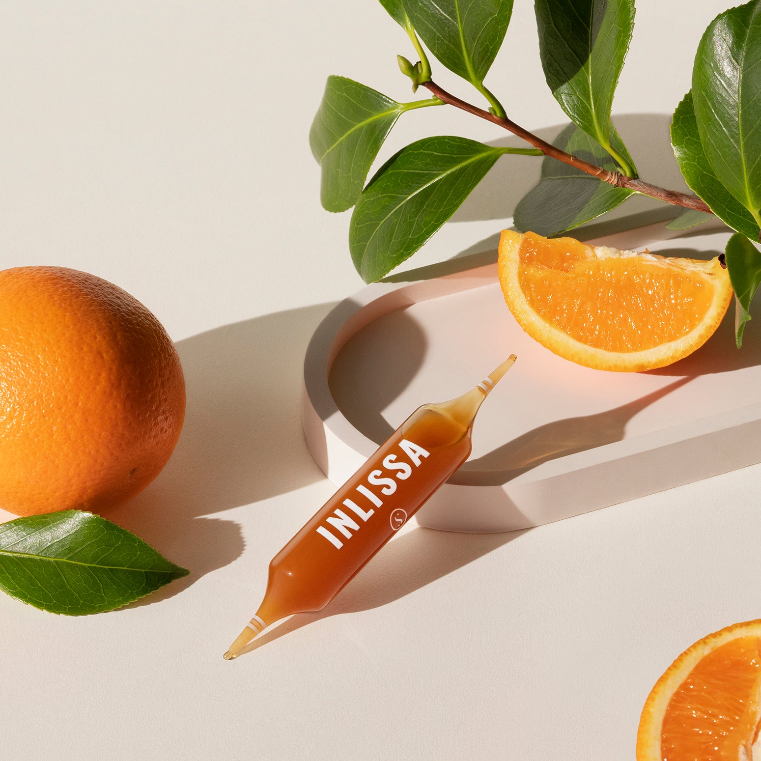 ampoule de complément alimentaire inlissa entouré d'orange